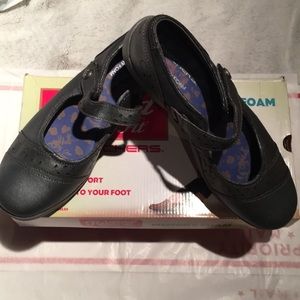 RELAXED FIT FROM SKECHERS WITH MEMORY FOAM NEW